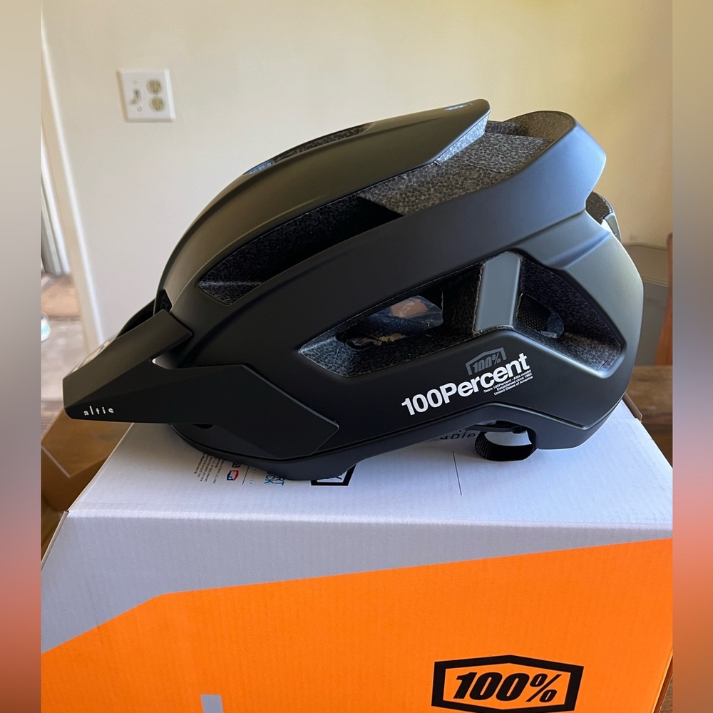 New 100% atlas bicycle helmet